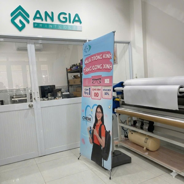 Standee chữ X đế nhựa màu xám đa năng, điều chỉnh được kích thước 60x160cm và 80x180cm